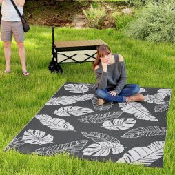 Outsunny Reversible Outdoor Rug with Carry Bag, Waterproof Plastic Straw Mat for Garden, Deck, RV, Picnic, Beach, Camping, 182 x 274cm, Grey and White