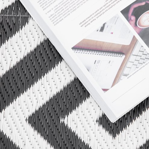 Outsunny Outdoor Rug Reversible Mat Plastic Straw Rug Portable RV Camping Mat for Garden Deck Picnic Indoor, 121 x 182 cm (4 x 6 ft), Black & White