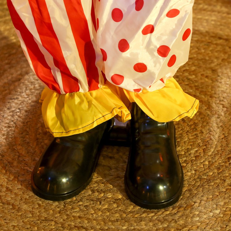 Outsunny Life Size Stackable Halloween Animated Clown with Red Light Up Eyes, Sound Activated Scary Halloween Decorations, Battery Operated, Indoor Party Props