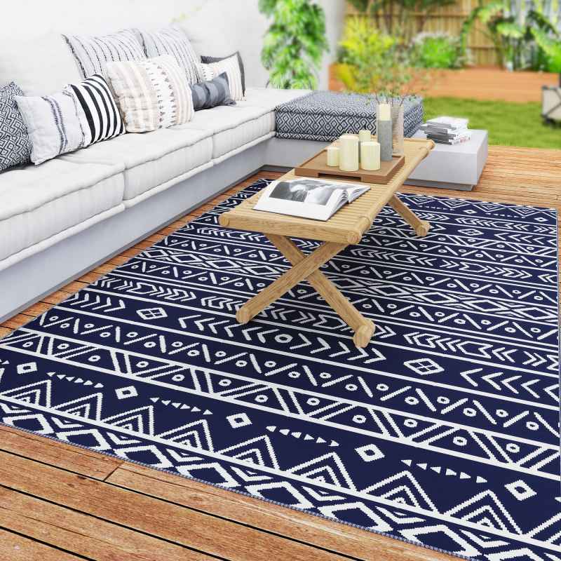 Outsunny Reversible Outdoor Rug with Carry Bag, Waterproof Plastic Straw Mat for Garden, Deck, RV, Picnic, Beach, Camping, 182 x 274cm, Dark Blue and White