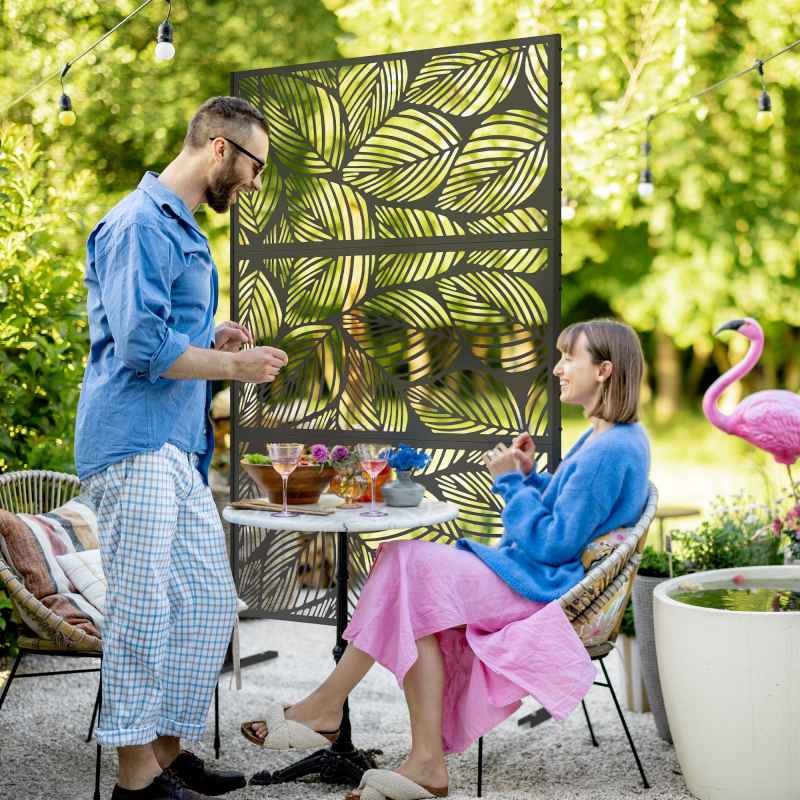 Outsunny Decorative Garden Privacy Screen with Stand, 6.5FT Freestanding Metal Outdoor Divider, Decorative Privacy Panel with Expansion Screws for Garden Pool Hot Tub, Leaf Style, Black