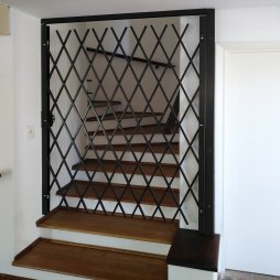 Saftidor Expanding Security Gate Black