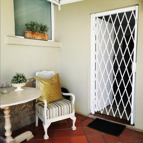 Saftidor Expanding Security Gate White